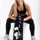 9916090100-classic-gym-towel-black-white-07